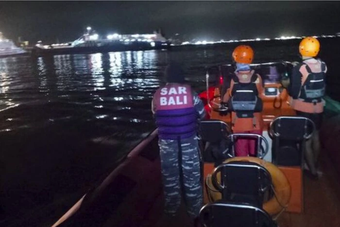 Fähre mit 65 Menschen in der Nähe von Bali gesunken