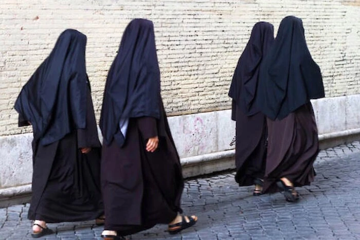 Muhajirat in den USA haben Klage gegen die Zwangsabnahme von Hijabs nach Festnahmen eingereicht