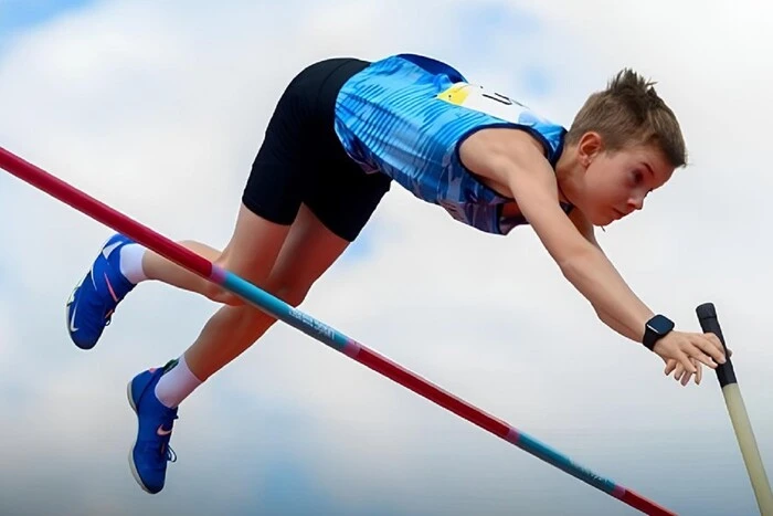 World Record Holder in Pole Vault Celebrates Achievement of 12-Year-Old Ukrainian