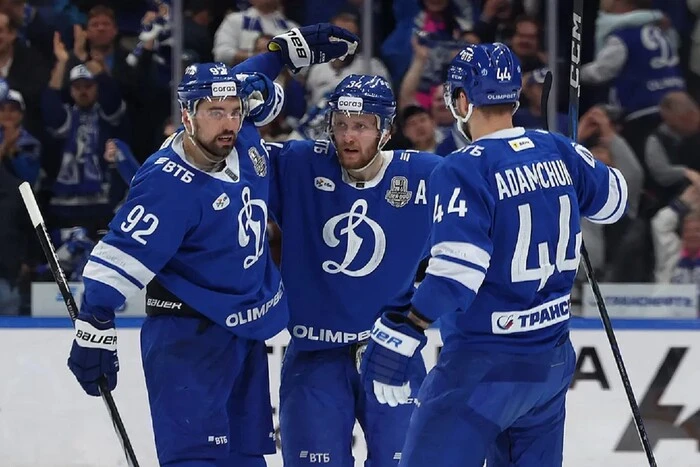 The players of the hockey team 'Dynamo' in the bus