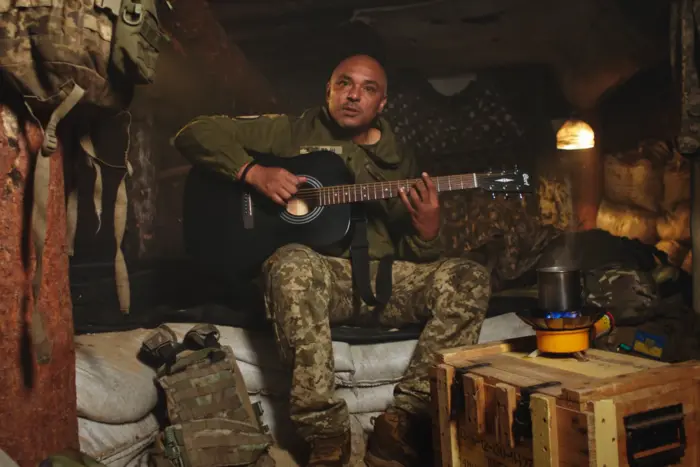 Zum Muttertag hat ein Soldat ein berührendes Lied-geständnis veröffentlicht (Video)