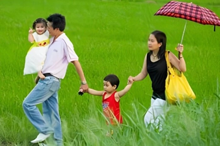Vietnam lifts restrictions on the number of children in a family