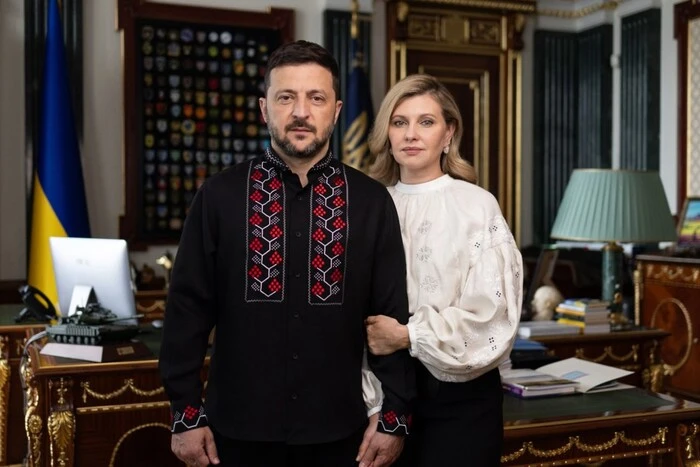 Зеленський з дружиною опублікували фото у вишиванках