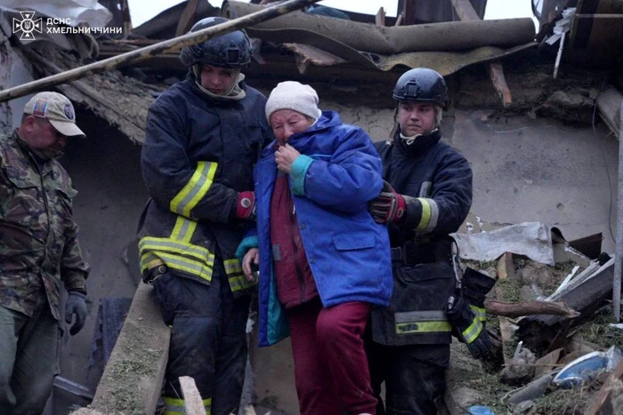 Rettungskräfte zeigen die Folgen des nächtlichen Angriffs auf Chmelnyzkyj (Foto)