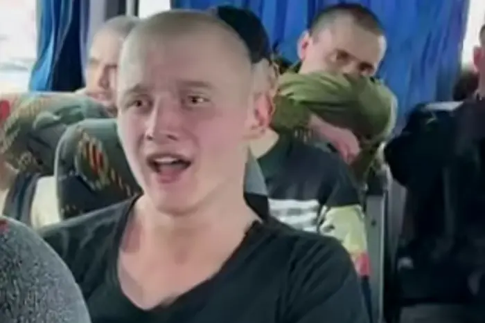 Визволений боєць співає «Ой у лузі червона калина»