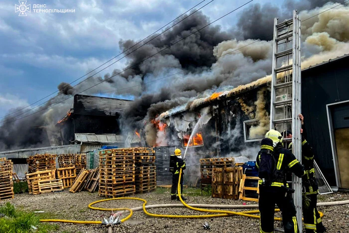 In Ternopil gab es ein großes Feuer: Sieben Fahrzeuge wurden eingesetzt