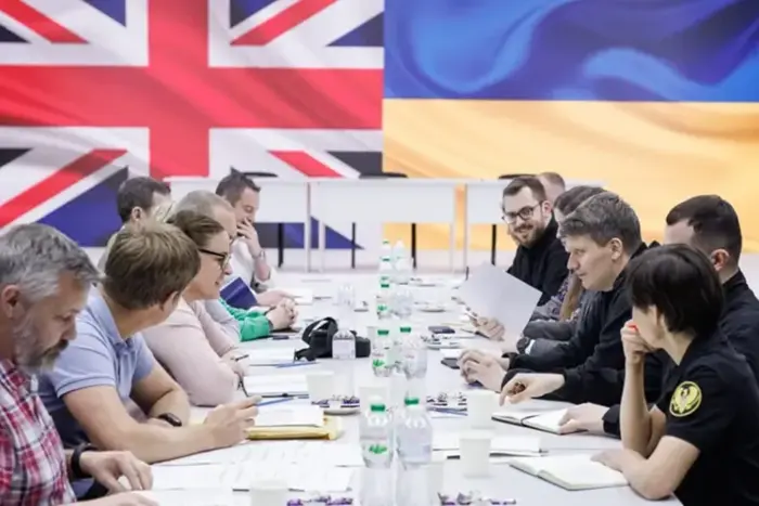 Das Vereinigte Königreich wird 3 Milliarden Dollar für Waffen und die Reparatur von Ausrüstung für die Ukraine aus eingefrorenen russischen Vermögen bereitstellen