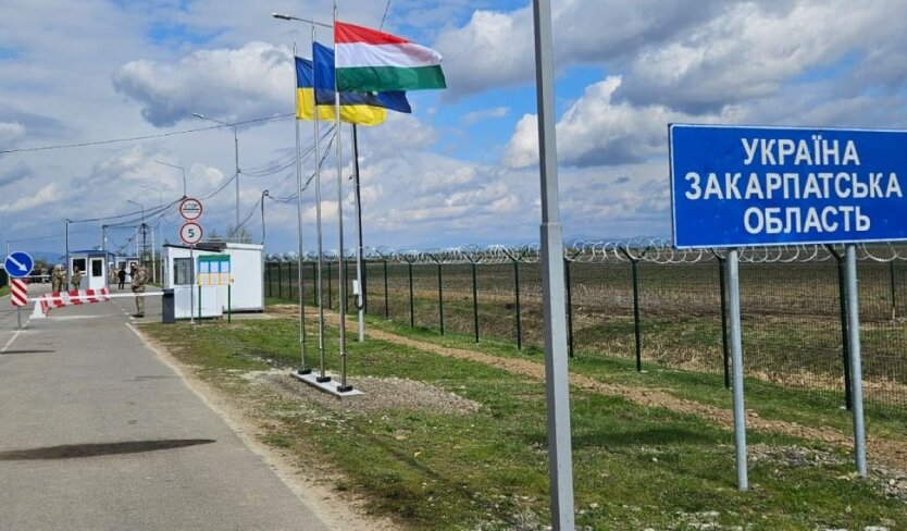 Ukrainian and Hungarian border guards at the border crossing