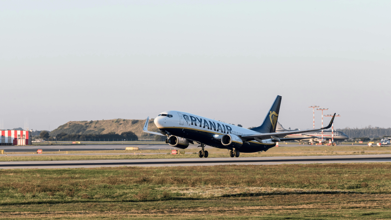 Ryanair увеличит размеры ручной клади — что известно