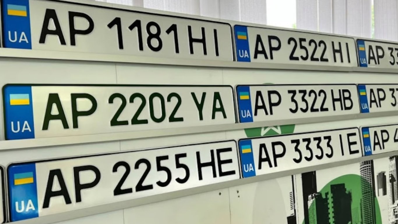 Was bedeuten die lateinischen Buchstaben auf ukrainischen Autofahren?