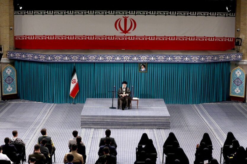 Trump zachował niepewność w sprawie ataków na Iran, Chamenei odrzucił 'kapitulację'
